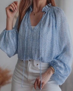 Delikatna błękitna bluzka w kwiaty H&M/ r. M-L